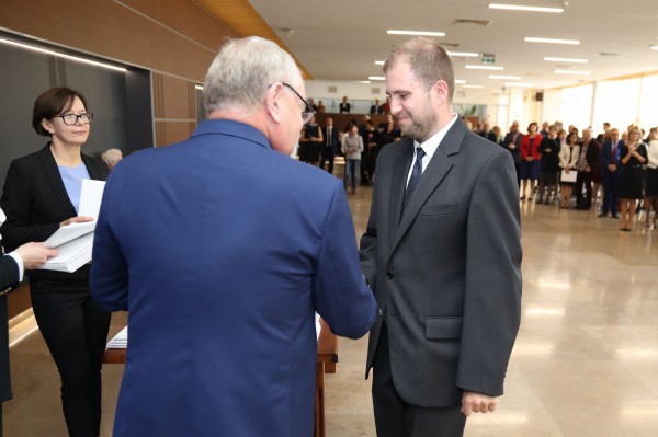 Uroczystość wręczenia awansów profesorskich w foyer Auli UMK (25.09.2019) [fot. Andrzej Romański]