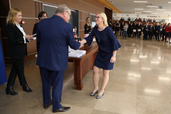 Uroczystość wręczenia awansów profesorskich w foyer Auli UMK (25.09.2019) [fot. Andrzej Romański]