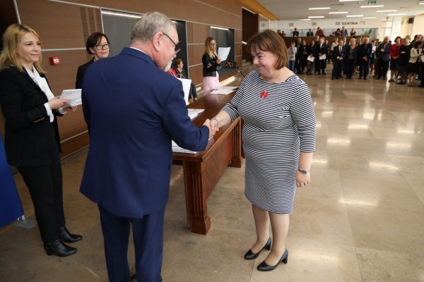 Uroczystość wręczenia awansów profesorskich w foyer Auli UMK (25.09.2019) [fot. Andrzej Romański]