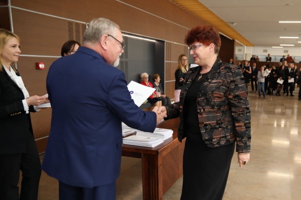 Uroczystość wręczenia awansów profesorskich w foyer Auli UMK (25.09.2019) [fot. Andrzej Romański]