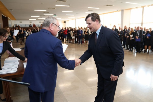 Uroczystość wręczenia awansów profesorskich w foyer Auli UMK (25.09.2019) [fot. Andrzej Romański]