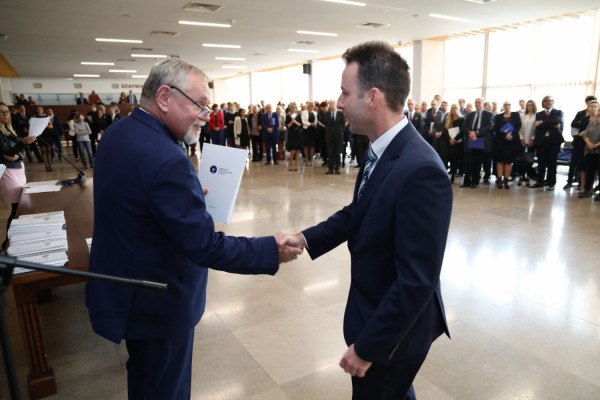 Uroczystość wręczenia awansów profesorskich w foyer Auli UMK (25.09.2019) [fot. Andrzej Romański]