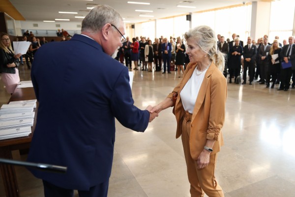 Uroczystość wręczenia awansów profesorskich w foyer Auli UMK (25.09.2019) [fot. Andrzej Romański]