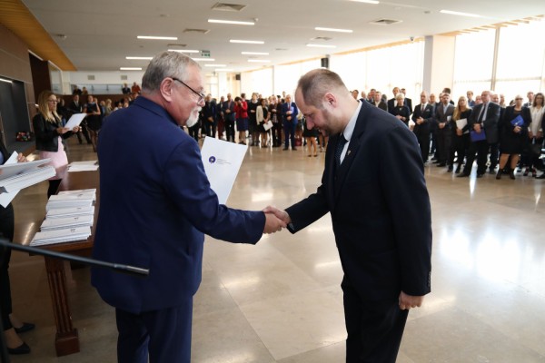 Uroczystość wręczenia awansów profesorskich w foyer Auli UMK (25.09.2019) [fot. Andrzej Romański]