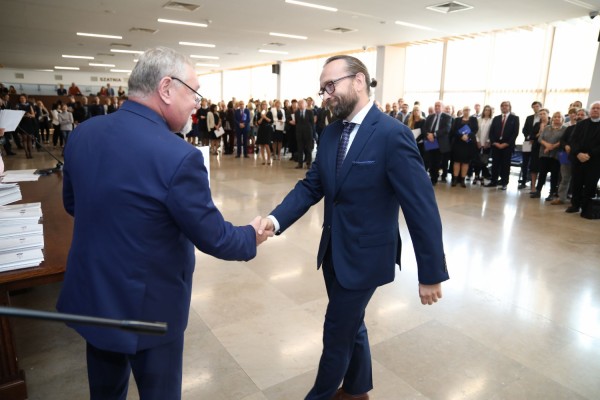 Uroczystość wręczenia awansów profesorskich w foyer Auli UMK (25.09.2019) [fot. Andrzej Romański]