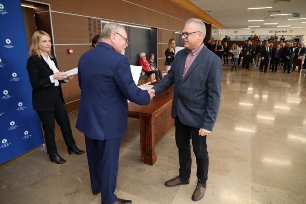 Uroczystość wręczenia awansów profesorskich w foyer Auli UMK (25.09.2019) [fot. Andrzej Romański]