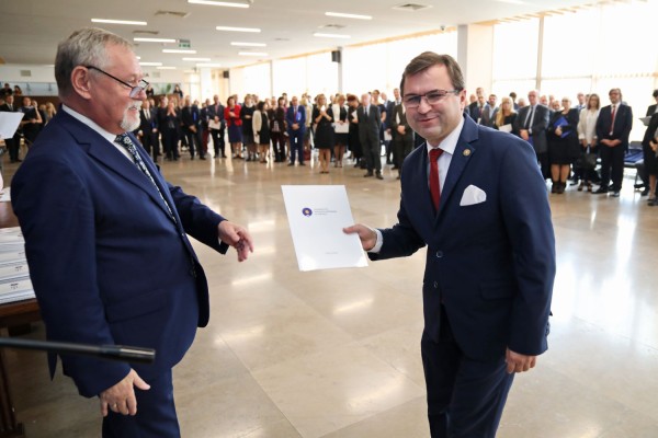 Uroczystość wręczenia awansów profesorskich w foyer Auli UMK (25.09.2019) [fot. Andrzej Romański]