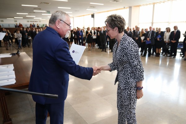 Uroczystość wręczenia awansów profesorskich w foyer Auli UMK (25.09.2019) [fot. Andrzej Romański]