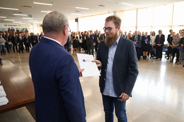 Uroczystość wręczenia awansów profesorskich w foyer Auli UMK (25.09.2019) [fot. Andrzej Romański]