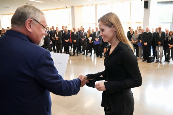 Uroczystość wręczenia awansów profesorskich w foyer Auli UMK (25.09.2019) [fot. Andrzej Romański]