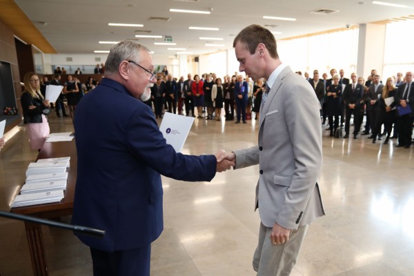 Uroczystość wręczenia awansów profesorskich w foyer Auli UMK (25.09.2019) [fot. Andrzej Romański]