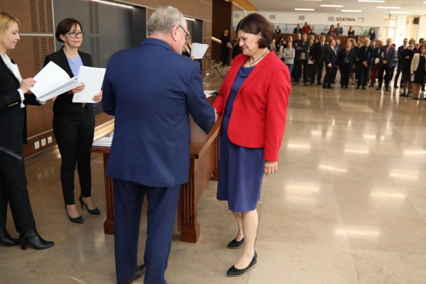 Uroczystość wręczenia awansów profesorskich w foyer Auli UMK (25.09.2019) [fot. Andrzej Romański]