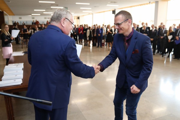 Uroczystość wręczenia awansów profesorskich w foyer Auli UMK (25.09.2019) [fot. Andrzej Romański]