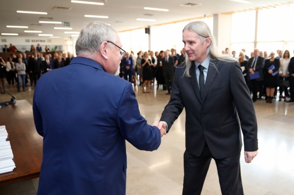 Uroczystość wręczenia awansów profesorskich w foyer Auli UMK (25.09.2019) [fot. Andrzej Romański]