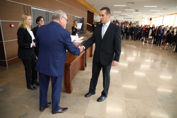 Uroczystość wręczenia awansów profesorskich w foyer Auli UMK (25.09.2019) [fot. Andrzej Romański]