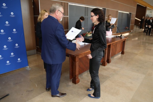 Uroczystość wręczenia awansów profesorskich w foyer Auli UMK (25.09.2019) [fot. Andrzej Romański]