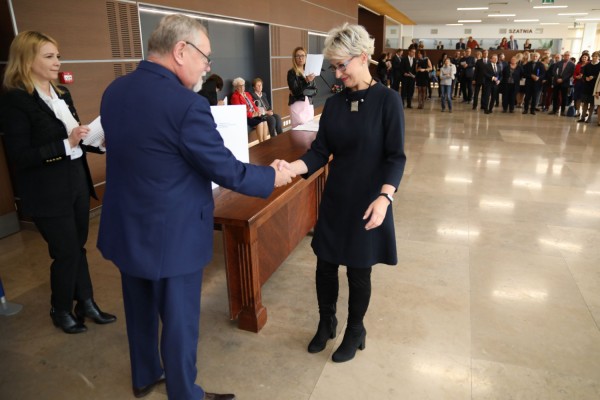 Uroczystość wręczenia awansów profesorskich w foyer Auli UMK (25.09.2019) [fot. Andrzej Romański]