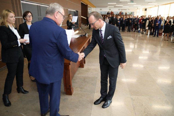 Uroczystość wręczenia awansów profesorskich w foyer Auli UMK (25.09.2019) [fot. Andrzej Romański]