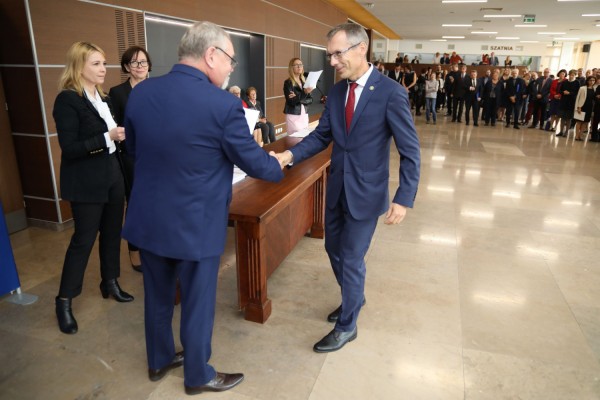 Uroczystość wręczenia awansów profesorskich w foyer Auli UMK (25.09.2019) [fot. Andrzej Romański]