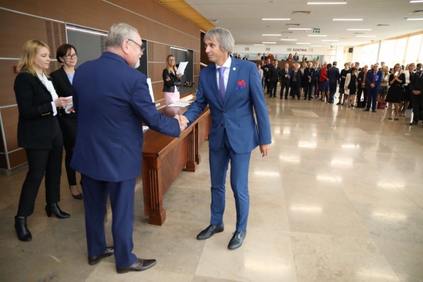 Uroczystość wręczenia awansów profesorskich w foyer Auli UMK (25.09.2019) [fot. Andrzej Romański]