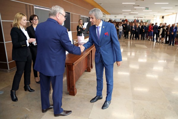 Uroczystość wręczenia awansów profesorskich w foyer Auli UMK (25.09.2019) [fot. Andrzej Romański]