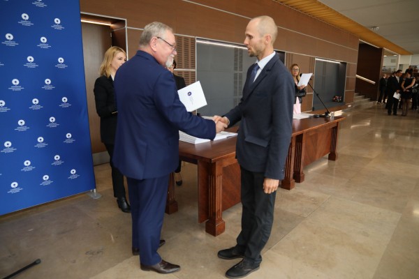 Uroczystość wręczenia awansów profesorskich w foyer Auli UMK (25.09.2019) [fot. Andrzej Romański]