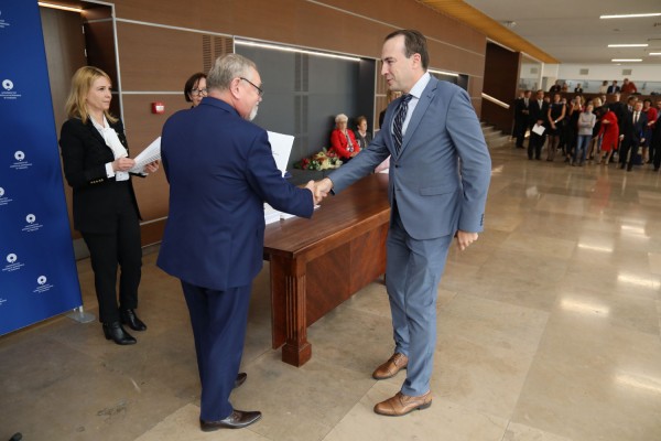 Uroczystość wręczenia awansów profesorskich w foyer Auli UMK (25.09.2019) [fot. Andrzej Romański]