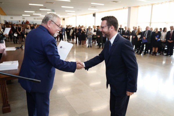 Uroczystość wręczenia awansów profesorskich w foyer Auli UMK (25.09.2019) [fot. Andrzej Romański]