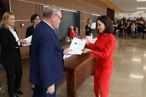 Uroczystość wręczenia awansów profesorskich w foyer Auli UMK (25.09.2019) [fot. Andrzej Romański]