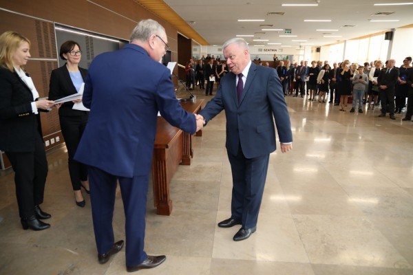 Uroczystość wręczenia awansów profesorskich w foyer Auli UMK (25.09.2019) [fot. Andrzej Romański]