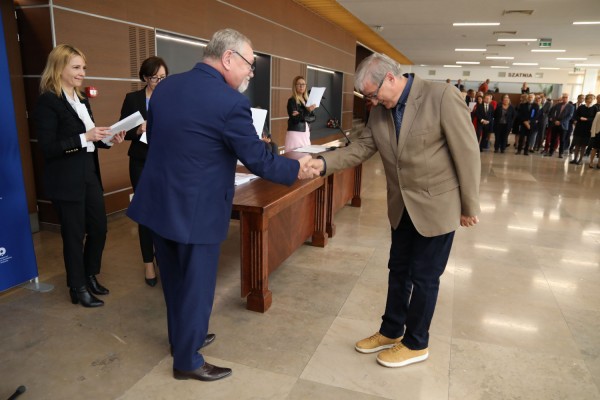 Uroczystość wręczenia awansów profesorskich w foyer Auli UMK (25.09.2019) [fot. Andrzej Romański]