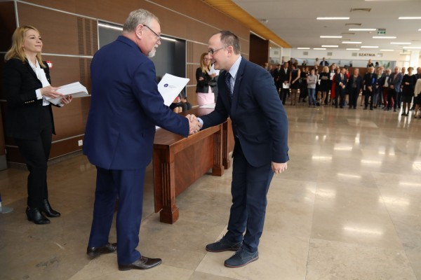 Uroczystość wręczenia awansów profesorskich w foyer Auli UMK (25.09.2019) [fot. Andrzej Romański]