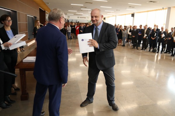 Uroczystość wręczenia awansów profesorskich w foyer Auli UMK (25.09.2019) [fot. Andrzej Romański]