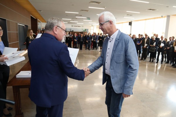 Uroczystość wręczenia awansów profesorskich w foyer Auli UMK (25.09.2019) [fot. Andrzej Romański]