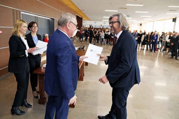 Uroczystość wręczenia awansów profesorskich w foyer Auli UMK (25.09.2019) [fot. Andrzej Romański]