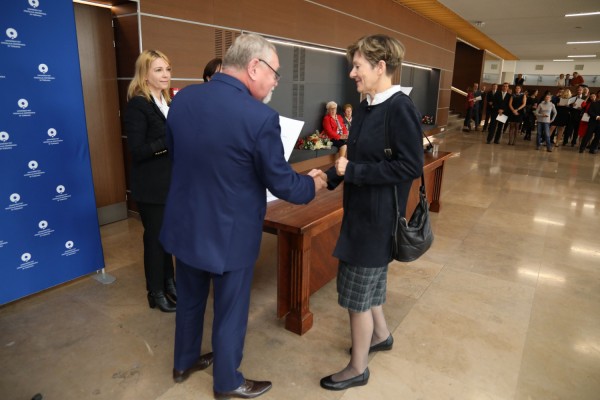 Uroczystość wręczenia awansów profesorskich w foyer Auli UMK (25.09.2019) [fot. Andrzej Romański]