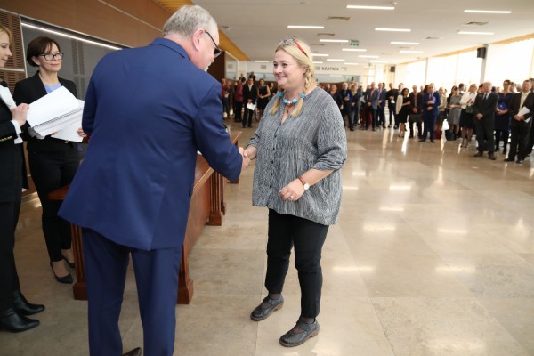 Uroczystość wręczenia awansów profesorskich w foyer Auli UMK (25.09.2019) [fot. Andrzej Romański]