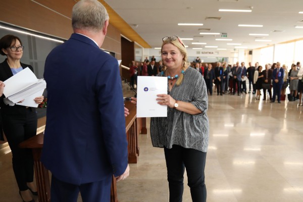 Uroczystość wręczenia awansów profesorskich w foyer Auli UMK (25.09.2019) [fot. Andrzej Romański]