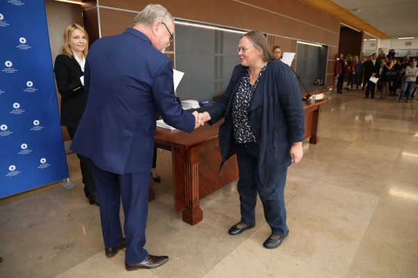 Uroczystość wręczenia awansów profesorskich w foyer Auli UMK (25.09.2019) [fot. Andrzej Romański]