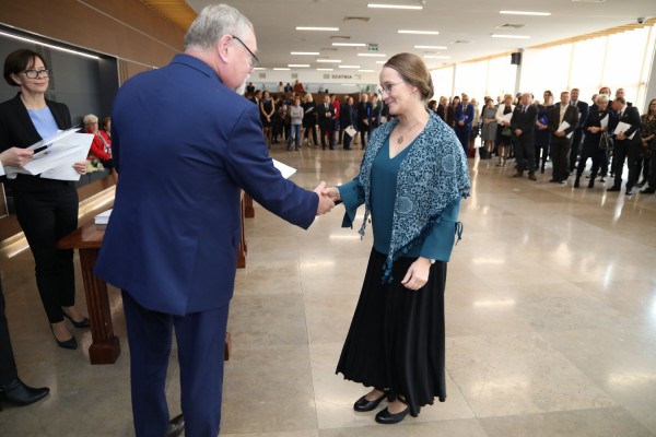 Uroczystość wręczenia awansów profesorskich w foyer Auli UMK (25.09.2019) [fot. Andrzej Romański]