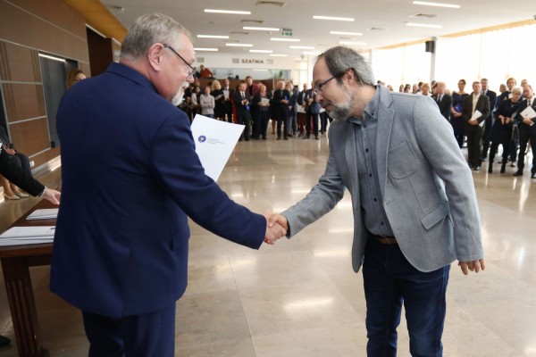 Uroczystość wręczenia awansów profesorskich w foyer Auli UMK (25.09.2019) [fot. Andrzej Romański]