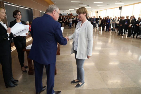 Uroczystość wręczenia awansów profesorskich w foyer Auli UMK (25.09.2019) [fot. Andrzej Romański]