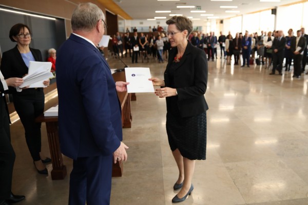 Uroczystość wręczenia awansów profesorskich w foyer Auli UMK (25.09.2019) [fot. Andrzej Romański]