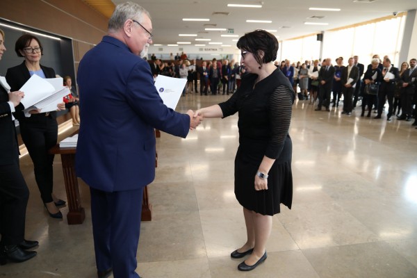 Uroczystość wręczenia awansów profesorskich w foyer Auli UMK (25.09.2019) [fot. Andrzej Romański]