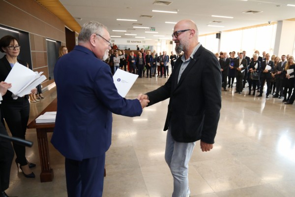 Uroczystość wręczenia awansów profesorskich w foyer Auli UMK (25.09.2019) [fot. Andrzej Romański]