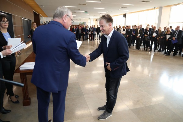 Uroczystość wręczenia awansów profesorskich w foyer Auli UMK (25.09.2019) [fot. Andrzej Romański]