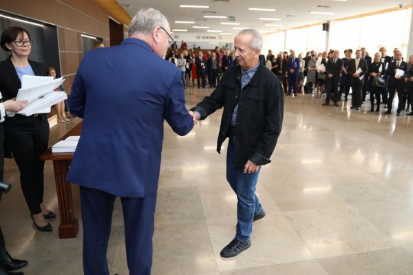 Uroczystość wręczenia awansów profesorskich w foyer Auli UMK (25.09.2019) [fot. Andrzej Romański]