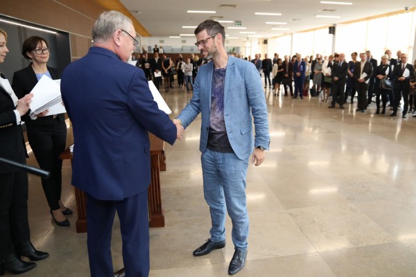 Uroczystość wręczenia awansów profesorskich w foyer Auli UMK (25.09.2019) [fot. Andrzej Romański]