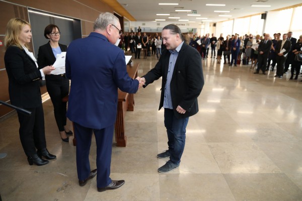 Uroczystość wręczenia awansów profesorskich w foyer Auli UMK (25.09.2019) [fot. Andrzej Romański]