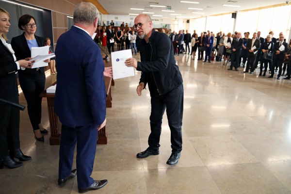 Uroczystość wręczenia awansów profesorskich w foyer Auli UMK (25.09.2019) [fot. Andrzej Romański]